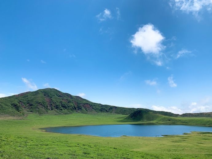 烏帽子岳の北麓に広がる草千里ヶ浜の風景