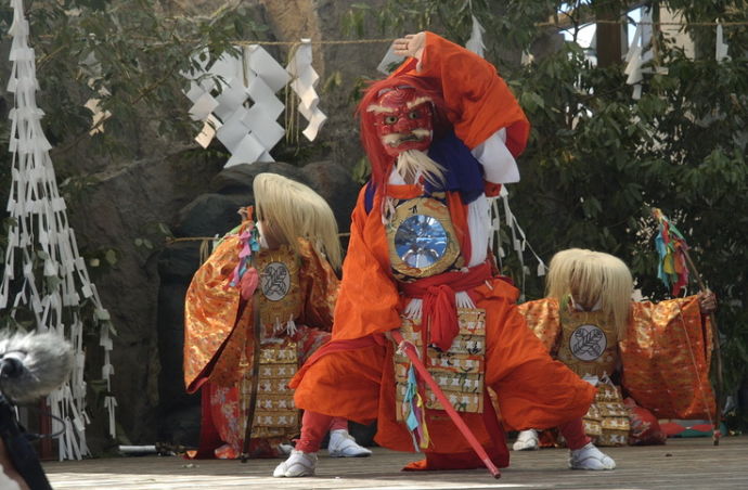 「神楽フェスティバル」で演目を披露する風景