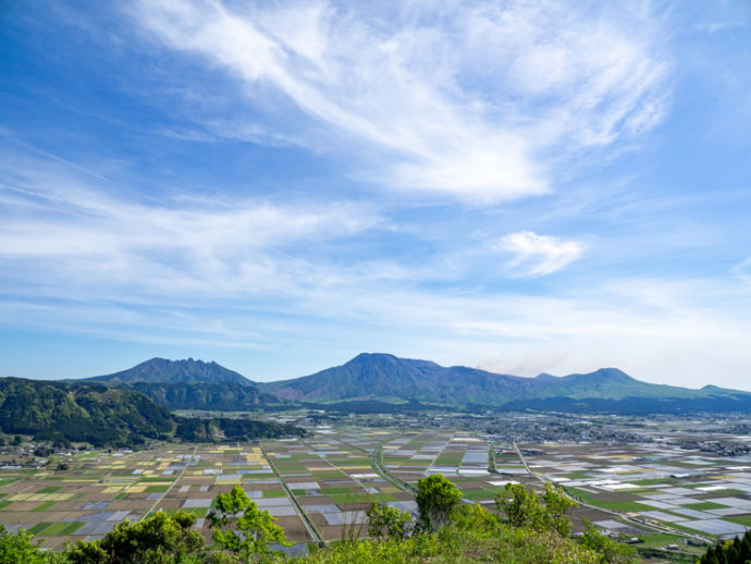 阿蘇五岳と平野部に広がる「千枚田」の風景