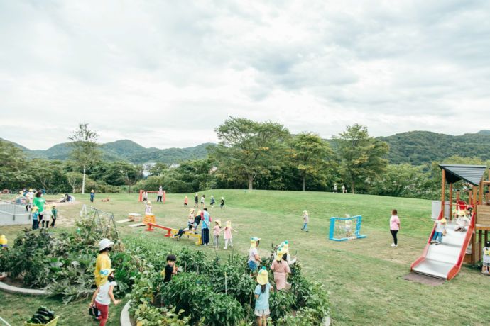 厚沢部町にある認定こども園はぜるで遊びまわる子どもたち