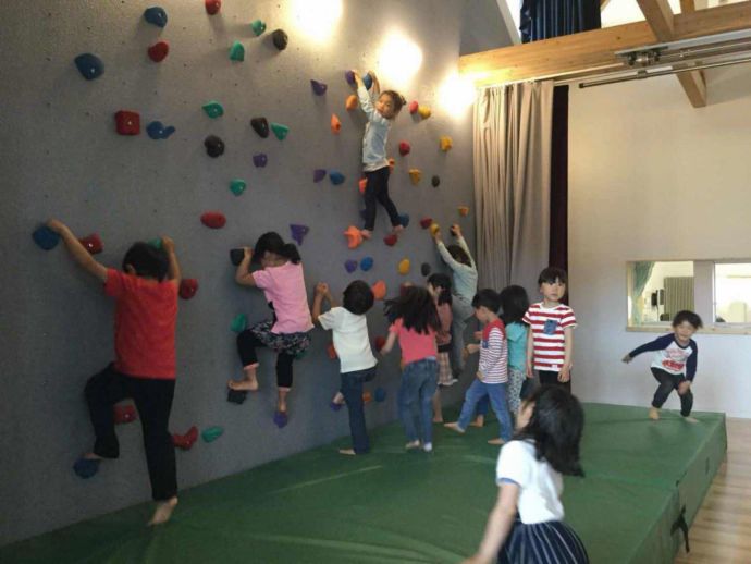 認定こども園はぜるの室内で遊ぶ子どもたち