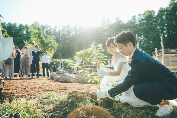 サプライズでさくらの木を植える新郎新婦