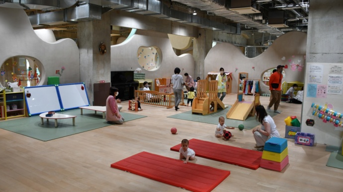 神奈川県厚木市にある子育て支援センター「もみじの手」