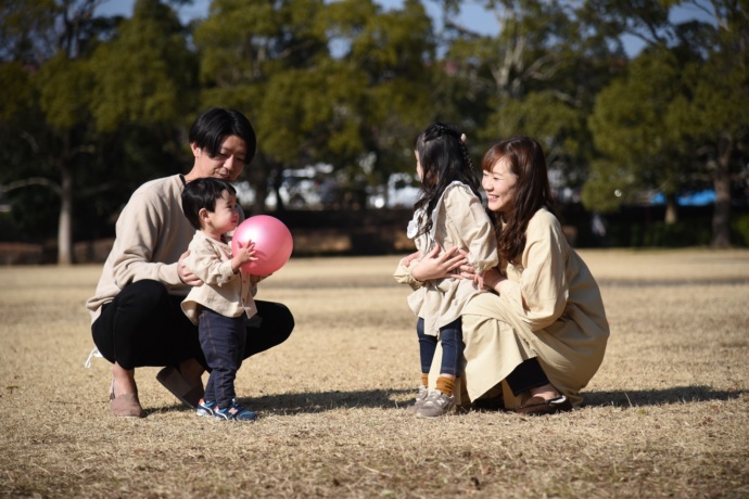 神奈川県厚木市に住んでいる家族がボールで遊んでいるようす