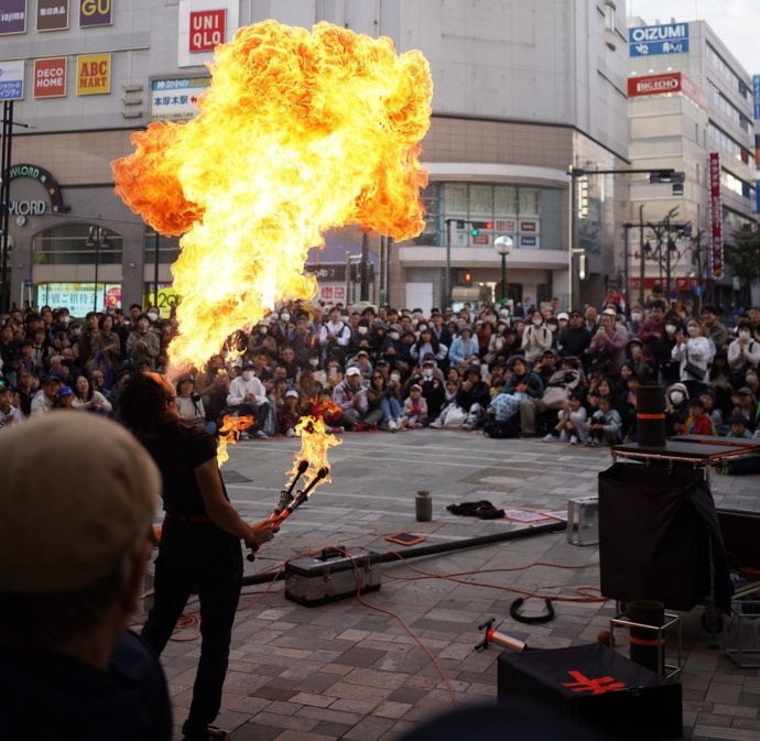 にぎわい爆発あつぎ国際大道芸で大道芸人が口から火をふいている写真