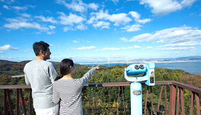 淡路ハイウェイオアシスの隣接する兵庫県立淡路島公園の展望デッキからの景色