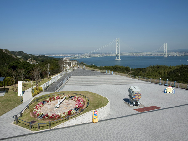 淡路SA上りにある展望広場から明石海峡大橋を見た様子