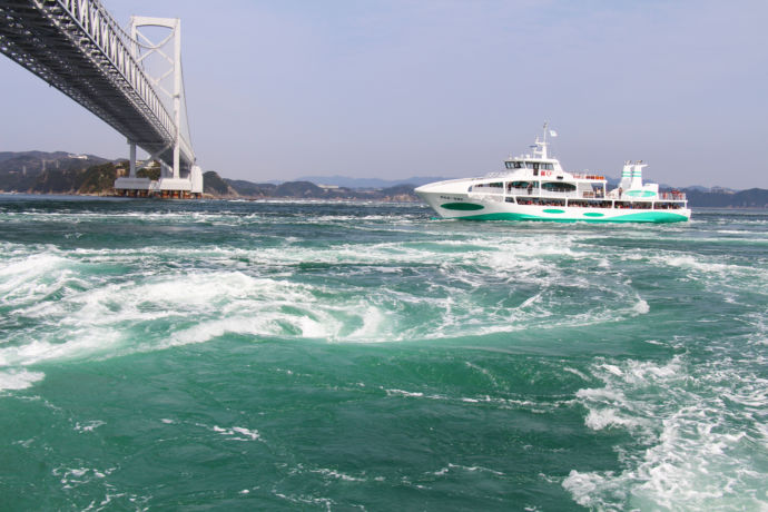 鳴門海峡の「うずしお観潮船」の様子