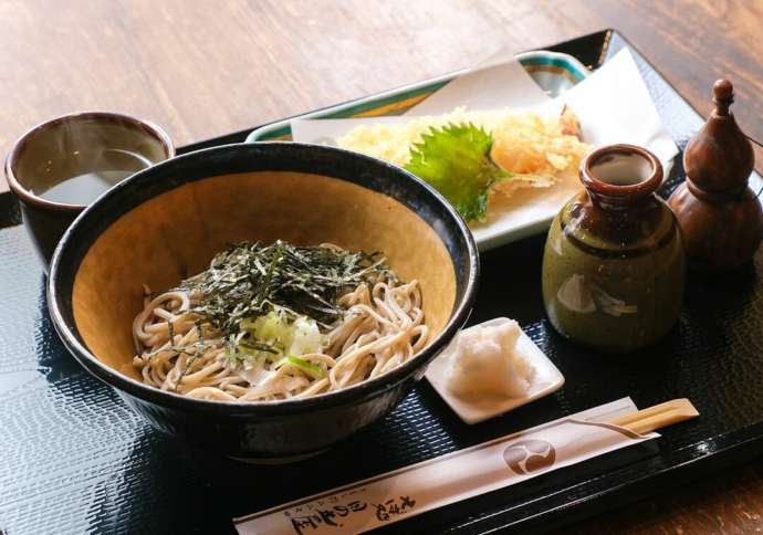 あわら市にある老舗の蕎麦屋「日の出屋」のそばと天ぷら