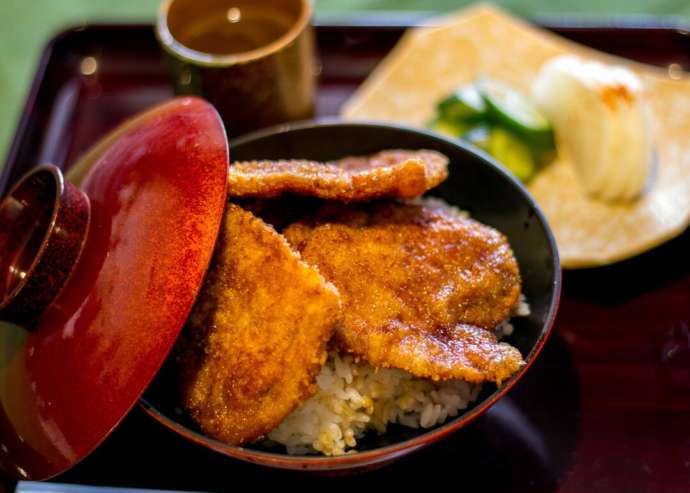 あわら市にある老舗の洋食屋「源の屋」のソースカツ丼