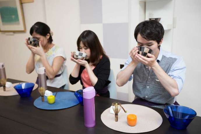 有結流テーブル茶道教室で点てたお茶を楽しむ受講生たち