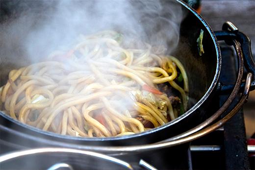 ニンニクが使用されている、締めの焼きそば