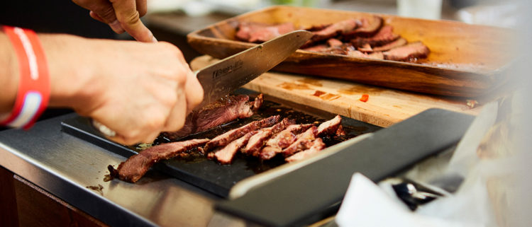 BBQのお肉をカットする様子