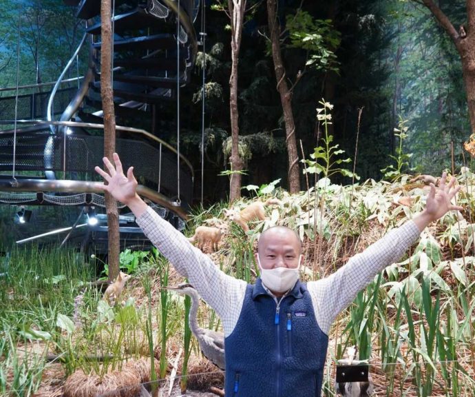 美幌博物館のジオラマ前で写真を撮る学芸員の町田さん