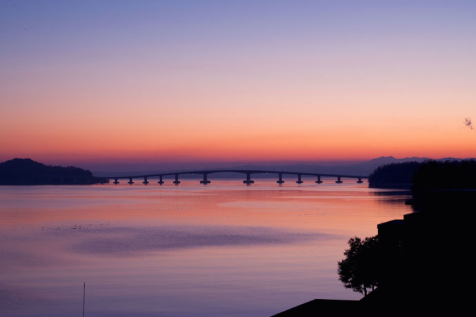 能登島大橋から昇る朝日の風景