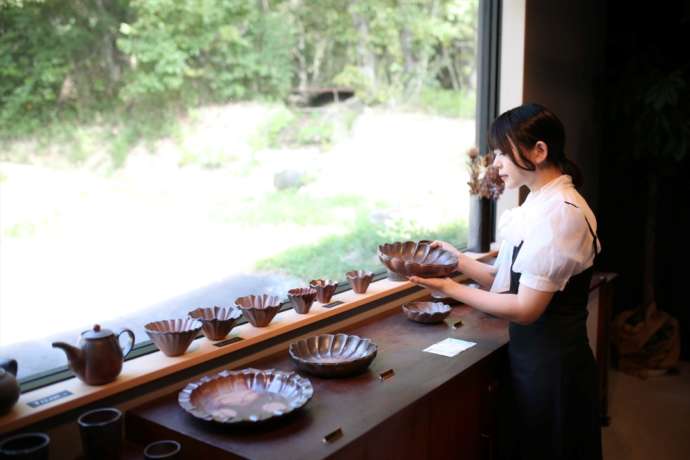 「夢幻庵備前焼工房」に併設の「cafe MUGENAN+」で展示・販売される備前焼の作品