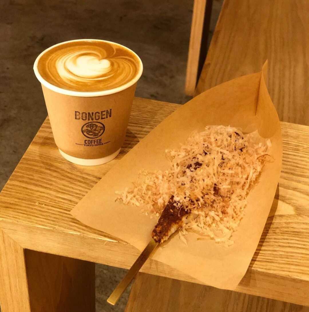 東京都中央区銀座にあるBONGEN COFFEEのカフェラテと焦がし焼きむすび