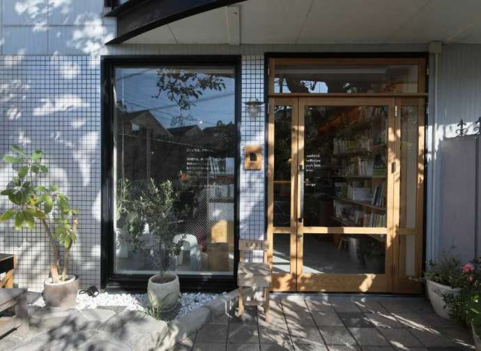 「bookcafe DOOR」の外観