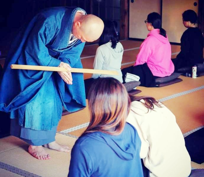 「萬壽山光明寺」での坐禅会の様子