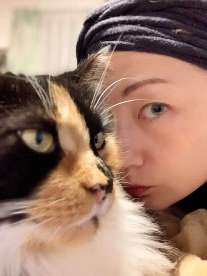 猫と少し内気そうな女性