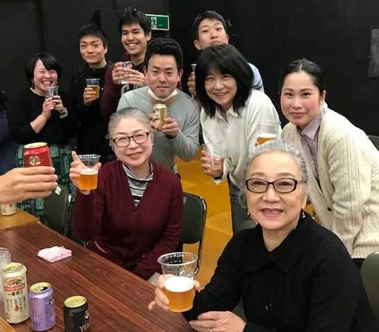 稽古場で飲み会をする劇団文化座のみなさん