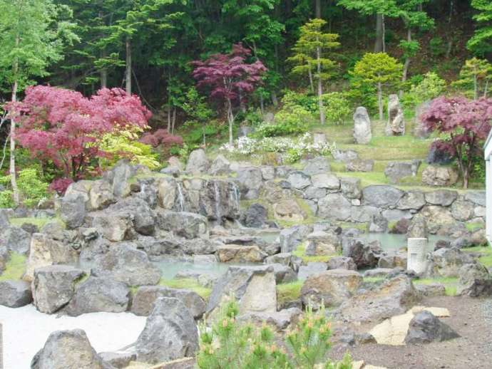 「舎利山 佛願寺」境内の日本庭園一角