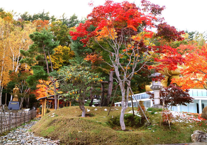 秋の「舎利山 佛願寺」境内