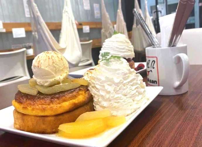 東京都台東区にあるCafe ASANの店内をスイーツ越しに眺める