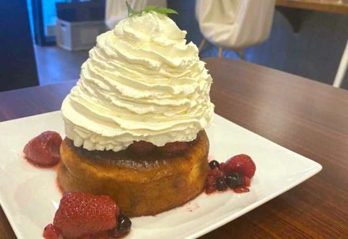 東京都台東区にあるCafe ASANのスフレホットケーキ・フォレストベリー味