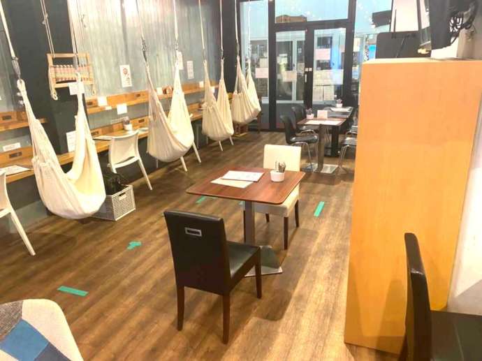 東京都台東区にあるCafe ASANの店内を引きで眺める