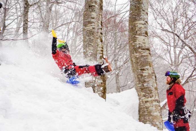 「キャニオンズみなかみ」のスノーキャニオニングで雪にダイブしている様子