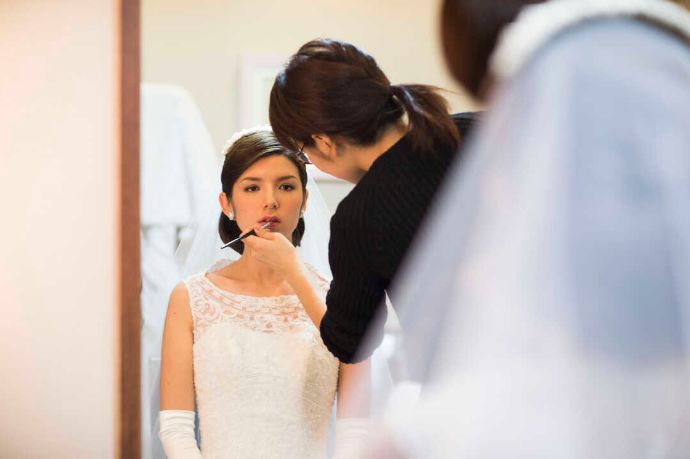 ザ・クルーズクラブ東京でヘアメイクをしてもらう新婦