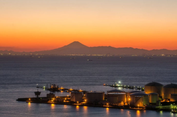 千葉ポートタワーのビュープロムナードから眺める東京湾の夕暮れ時