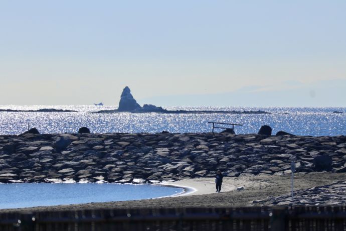 茅ヶ崎市の海岸から見たえぼし岩の図