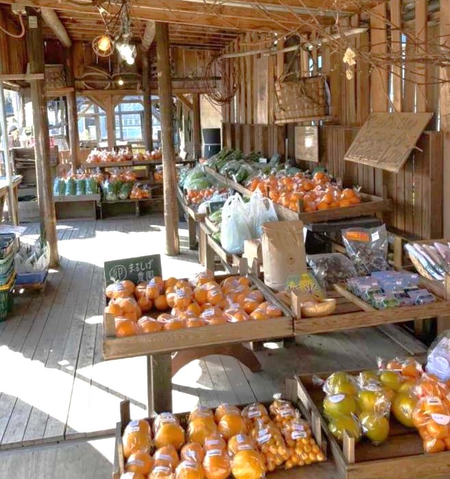 廃材でつくられた地元農家さんの野菜売り場