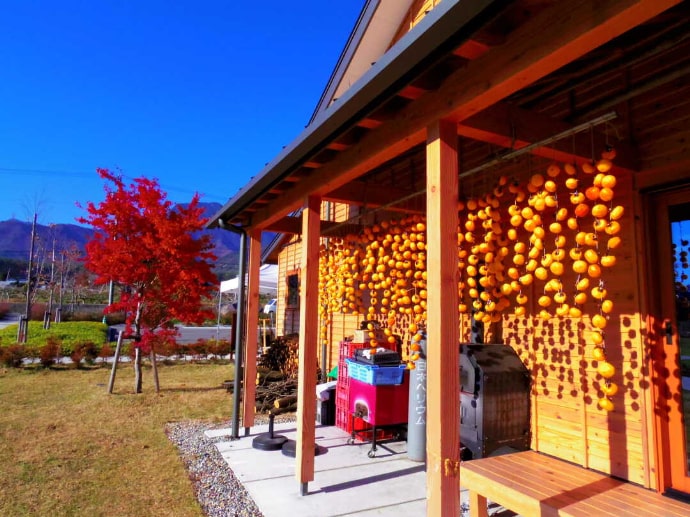 安曇野ちひろ公園にある秋の体験交流館