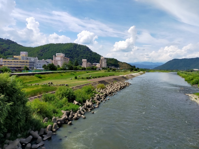 長野県千曲市の戸倉上山田温泉エリアの河川敷