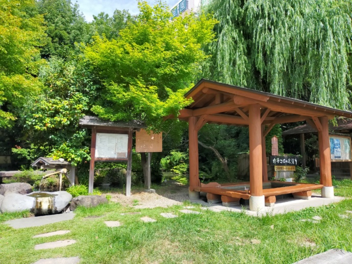 長野県千曲市の戸倉上山田温泉にあるカラコロの足湯と飲泉所