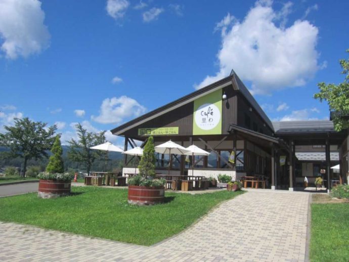 長野県飯山市にある道の駅「花の駅・千曲川」の外観