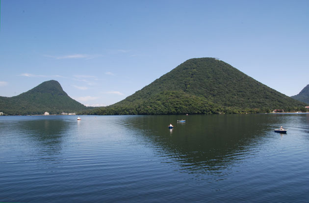 群馬県高崎市にある榛名山と榛名湖