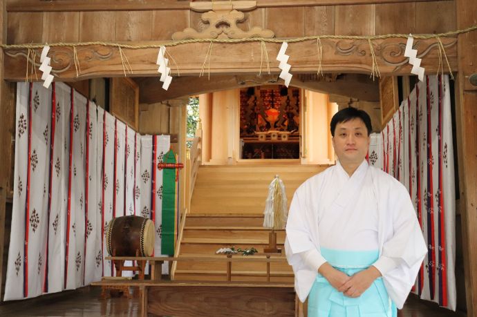 鎮懐石八幡宮の宮司空閑俊理さん