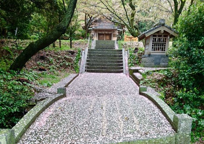 鎮懐石八幡宮の石橋と社殿