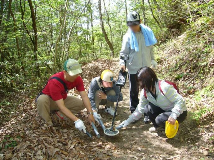 チロリン村キャンプグランドでトレジャーハンティングを楽しんでいる様子