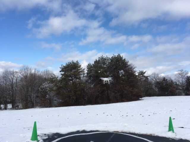 雪化粧のドローン、ラジコン飛行場