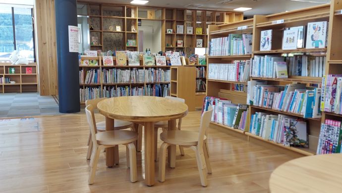 鳥取県智頭町にあるちえの森ちづ図書館の内観