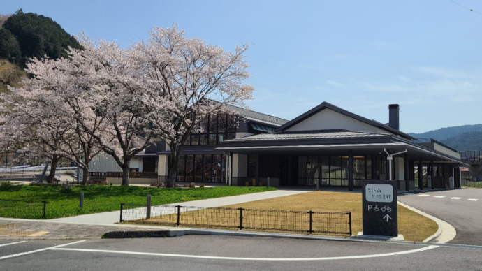 鳥取県智頭町にあるちえの森ちづ図書館の外観