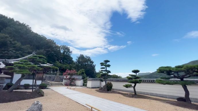 「金陵山 阿吽院 長勝寺」の境内からの小豆島の青空