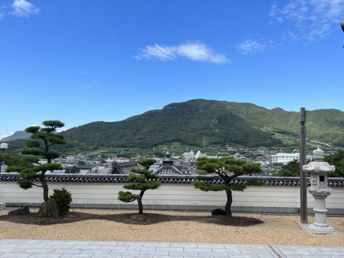 金陵山 阿吽院 長勝寺の本堂から見た大麻山