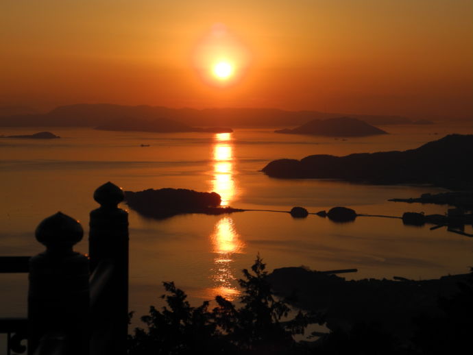 西之瀧護摩堂から瀬戸内海に沈む夕日