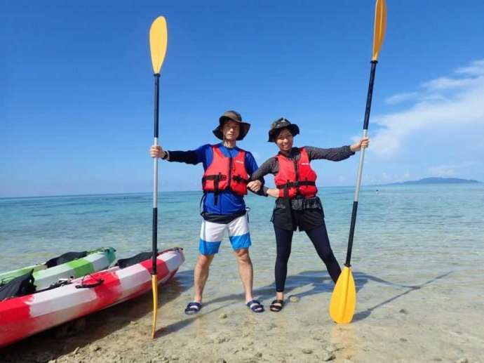 沖縄県石垣市にある「ちゅらちゅら」で記念撮影をするカップル